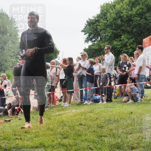 15.06.2025 - 27. Vierlanden-Triathlon KatJ http://msf.ph/oto/8023682 15.06.2025 10:56:51 Schwimmen 642, 651, 685, 688, 691, 755 meine-sportfotos.de