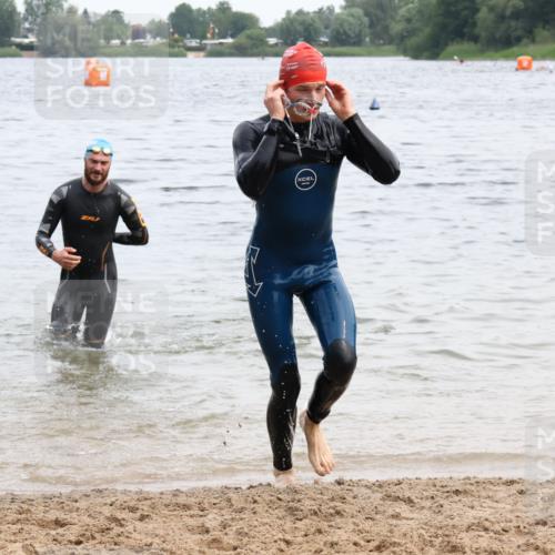 15.06.2025 - 27. Vierlanden-Triathlon Lena Gebhardt http://msf.ph/oto/8023683 15.06.2025 10:53:51 Schwimmen 650, 726, 757 meine-sportfotos.de