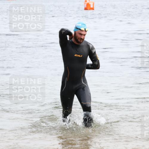 15.06.2025 - 27. Vierlanden-Triathlon Lena Gebhardt http://msf.ph/oto/8023686 15.06.2025 10:53:54 Schwimmen 650, 726, 757 meine-sportfotos.de