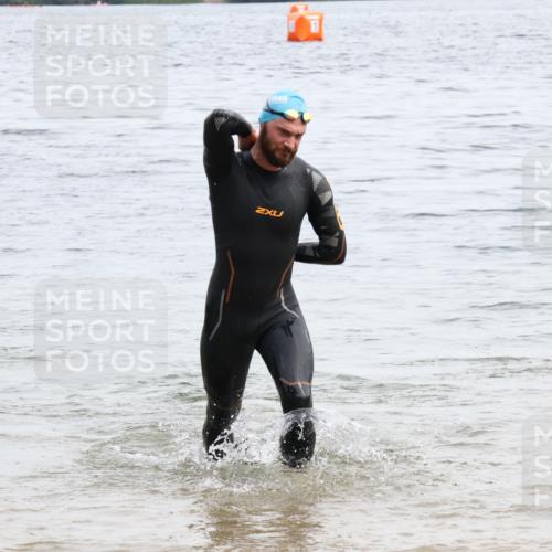 15.06.2025 - 27. Vierlanden-Triathlon Lena Gebhardt http://msf.ph/oto/8023689 15.06.2025 10:53:54 Schwimmen 650, 726, 757 meine-sportfotos.de