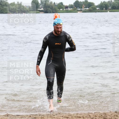 15.06.2025 - 27. Vierlanden-Triathlon Lena Gebhardt http://msf.ph/oto/8023692 15.06.2025 10:53:55 Schwimmen 650, 726, 757 meine-sportfotos.de