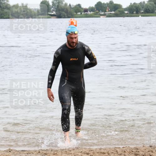 15.06.2025 - 27. Vierlanden-Triathlon Lena Gebhardt http://msf.ph/oto/8023697 15.06.2025 10:53:55 Schwimmen 650, 726, 757 meine-sportfotos.de