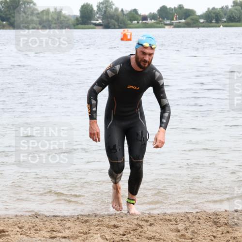 15.06.2025 - 27. Vierlanden-Triathlon Lena Gebhardt http://msf.ph/oto/8023703 15.06.2025 10:53:56 Schwimmen 650, 726, 757 meine-sportfotos.de