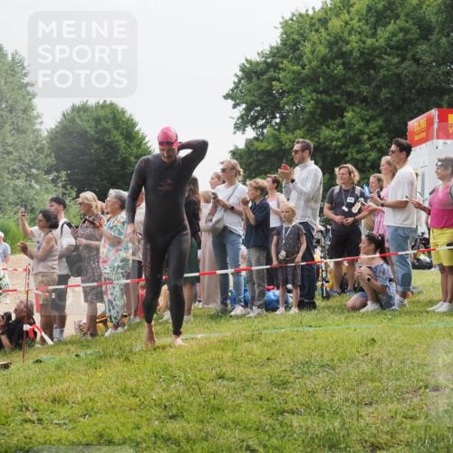 15.06.2025 - 27. Vierlanden-Triathlon KatJ http://msf.ph/oto/8023719 15.06.2025 10:56:52 Schwimmen 642, 651, 685, 688, 691, 755 meine-sportfotos.de
