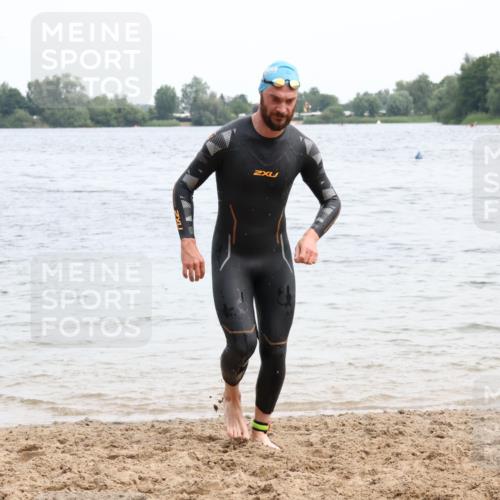 15.06.2025 - 27. Vierlanden-Triathlon Lena Gebhardt http://msf.ph/oto/8023724 15.06.2025 10:53:57 Schwimmen 650, 726, 757 meine-sportfotos.de
