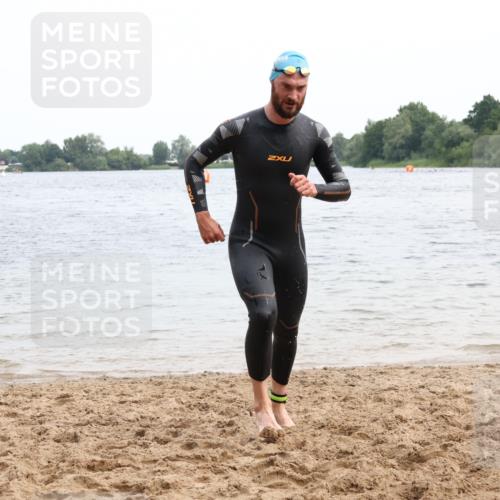 15.06.2025 - 27. Vierlanden-Triathlon Lena Gebhardt http://msf.ph/oto/8023728 15.06.2025 10:53:58 Schwimmen 650, 726, 757 meine-sportfotos.de