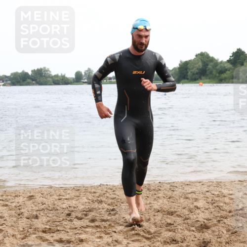 15.06.2025 - 27. Vierlanden-Triathlon Lena Gebhardt http://msf.ph/oto/8023730 15.06.2025 10:53:58 Schwimmen 650, 726, 757 meine-sportfotos.de