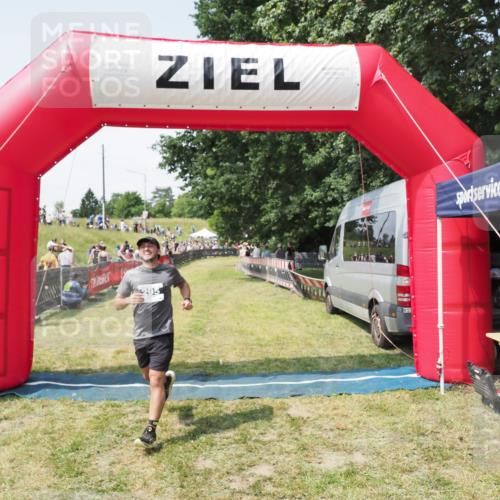 21.06.2025 - 27. Vierlanden-Triathlon MichiJ http://msf.ph/oto/8023733 15.06.2026 11:48:19 Ziel 295 meine-sportfotos.de