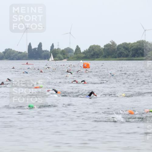 15.06.2025 - 27. Vierlanden-Triathlon Lena Gebhardt http://msf.ph/oto/8023736 15.06.2025 10:54:15 Schwimmen  meine-sportfotos.de