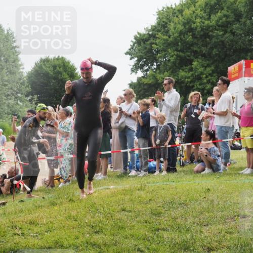 15.06.2025 - 27. Vierlanden-Triathlon KatJ http://msf.ph/oto/8023738 15.06.2025 10:56:53 Schwimmen 642, 651, 688, 691, 755 meine-sportfotos.de