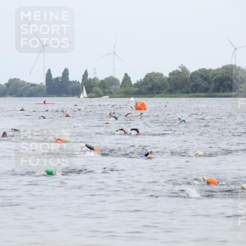 15.06.2025 - 27. Vierlanden-Triathlon Lena Gebhardt http://msf.ph/oto/8023744 15.06.2025 10:54:15 Schwimmen  meine-sportfotos.de