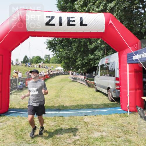 21.06.2025 - 27. Vierlanden-Triathlon MichiJ http://msf.ph/oto/8023752 15.06.2026 11:48:19 Ziel 295 meine-sportfotos.de