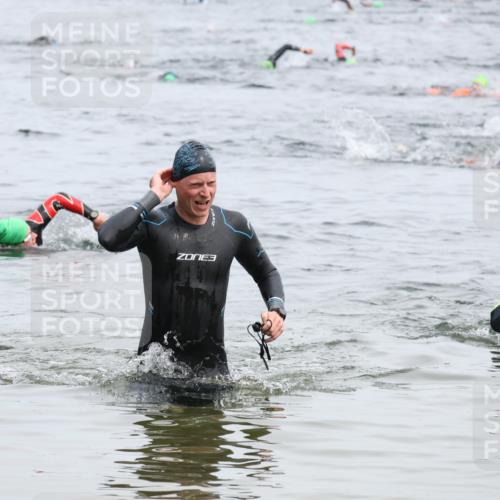 15.06.2025 - 27. Vierlanden-Triathlon Lena Gebhardt http://msf.ph/oto/8023754 15.06.2025 10:54:27 Schwimmen 715, 749 meine-sportfotos.de