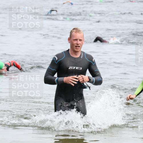 15.06.2025 - 27. Vierlanden-Triathlon Lena Gebhardt http://msf.ph/oto/8023769 15.06.2025 10:54:29 Schwimmen 695, 715, 749 meine-sportfotos.de
