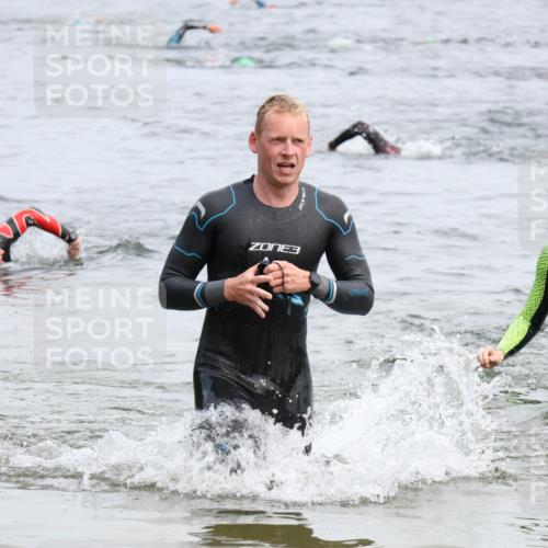 15.06.2025 - 27. Vierlanden-Triathlon Lena Gebhardt http://msf.ph/oto/8023779 15.06.2025 10:54:29 Schwimmen 695, 715, 749 meine-sportfotos.de