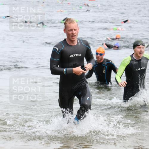 15.06.2025 - 27. Vierlanden-Triathlon Lena Gebhardt http://msf.ph/oto/8023789 15.06.2025 10:54:31 Schwimmen 695, 715, 749 meine-sportfotos.de