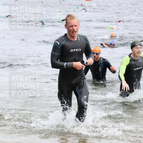 15.06.2025 - 27. Vierlanden-Triathlon Lena Gebhardt http://msf.ph/oto/8023798 15.06.2025 10:54:31 Schwimmen 695, 715, 749 meine-sportfotos.de
