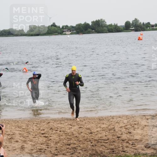 21.06.2025 - 27. Vierlanden-Triathlon MichiJ http://msf.ph/oto/8023799 15.06.2026 10:54:54 Schwimmen 677, 735, 744, 761 meine-sportfotos.de