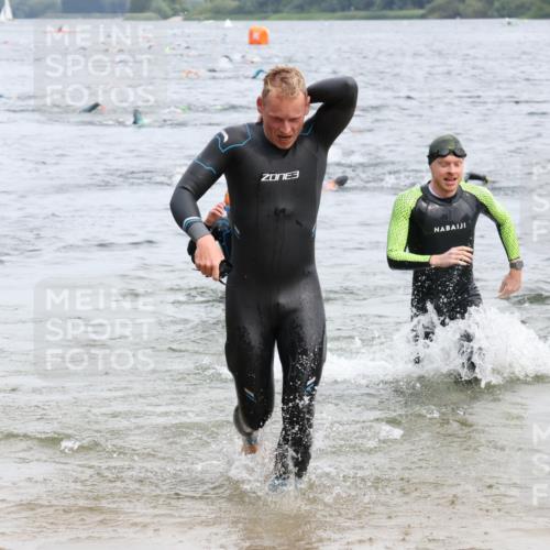 15.06.2025 - 27. Vierlanden-Triathlon Lena Gebhardt http://msf.ph/oto/8023804 15.06.2025 10:54:32 Schwimmen 695, 715, 749 meine-sportfotos.de