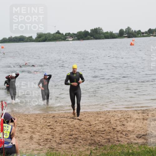 21.06.2025 - 27. Vierlanden-Triathlon MichiJ http://msf.ph/oto/8023822 15.06.2026 10:54:54 Schwimmen 677, 735, 744, 761 meine-sportfotos.de