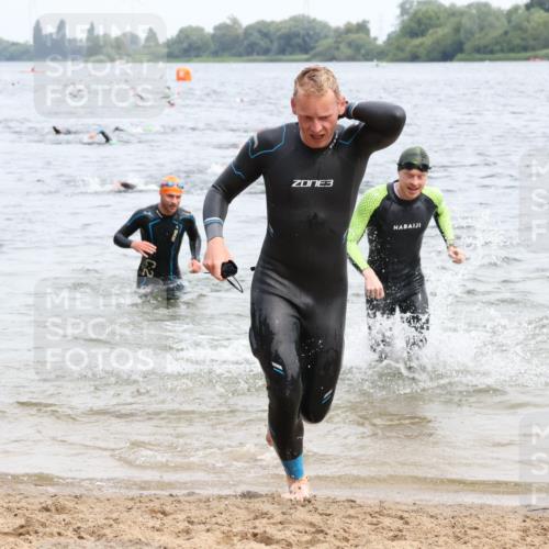 15.06.2025 - 27. Vierlanden-Triathlon Lena Gebhardt http://msf.ph/oto/8023823 15.06.2025 10:54:33 Schwimmen 695, 713, 715, 749 meine-sportfotos.de