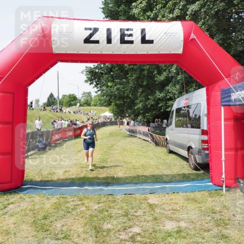 21.06.2025 - 27. Vierlanden-Triathlon MichiJ http://msf.ph/oto/8023831 15.06.2026 11:49:20 Ziel 501 meine-sportfotos.de