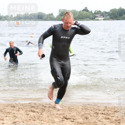15.06.2025 - 27. Vierlanden-Triathlon Lena Gebhardt http://msf.ph/oto/8023833 15.06.2025 10:54:33 Schwimmen 695, 713, 715, 749 meine-sportfotos.de