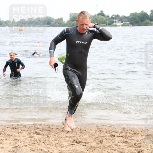 15.06.2025 - 27. Vierlanden-Triathlon Lena Gebhardt http://msf.ph/oto/8023839 15.06.2025 10:54:33 Schwimmen 695, 713, 715, 749 meine-sportfotos.de