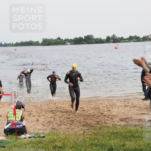 21.06.2025 - 27. Vierlanden-Triathlon MichiJ http://msf.ph/oto/8023845 15.06.2026 10:54:55 Schwimmen 677, 735, 744, 761 meine-sportfotos.de