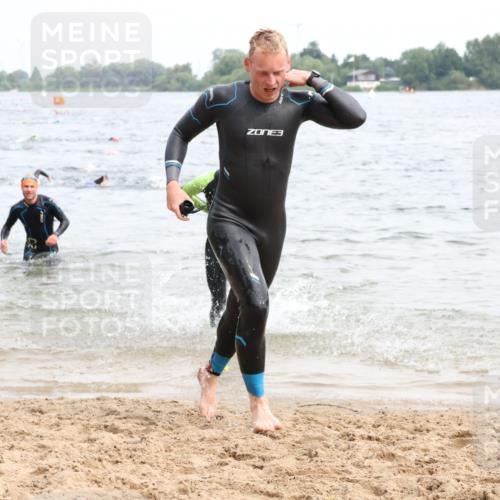 15.06.2025 - 27. Vierlanden-Triathlon Lena Gebhardt http://msf.ph/oto/8023846 15.06.2025 10:54:33 Schwimmen 695, 713, 715, 749 meine-sportfotos.de
