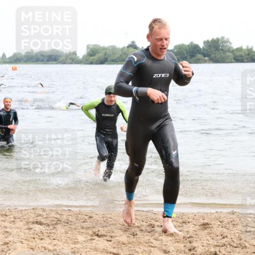 15.06.2025 - 27. Vierlanden-Triathlon Lena Gebhardt http://msf.ph/oto/8023855 15.06.2025 10:54:34 Schwimmen 695, 713, 715, 749 meine-sportfotos.de