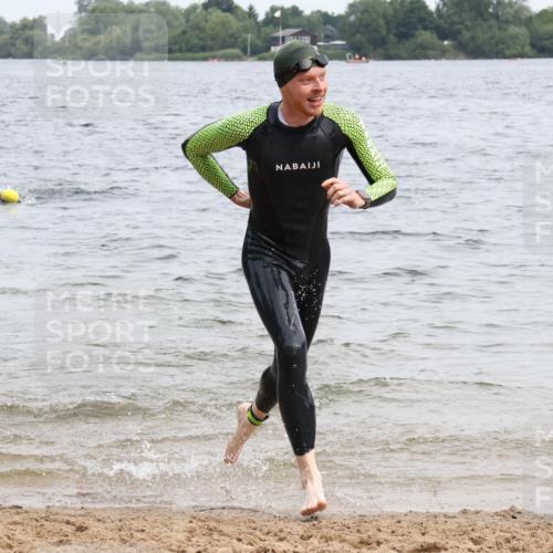 15.06.2025 - 27. Vierlanden-Triathlon Lena Gebhardt http://msf.ph/oto/8023872 15.06.2025 10:54:34 Schwimmen 695, 713, 715, 749 meine-sportfotos.de