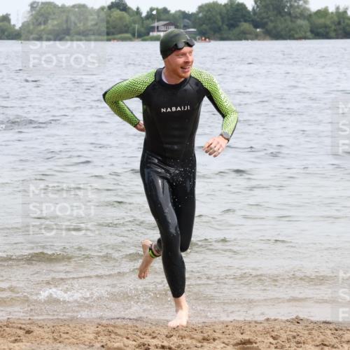 15.06.2025 - 27. Vierlanden-Triathlon Lena Gebhardt http://msf.ph/oto/8023879 15.06.2025 10:54:35 Schwimmen 695, 713, 715, 749 meine-sportfotos.de