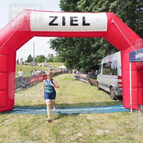 21.06.2025 - 27. Vierlanden-Triathlon MichiJ http://msf.ph/oto/8023884 15.06.2026 11:49:21 Ziel 501 meine-sportfotos.de