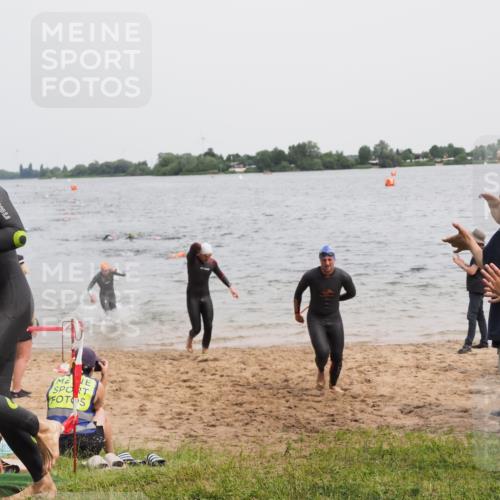 21.06.2025 - 27. Vierlanden-Triathlon MichiJ http://msf.ph/oto/8023891 15.06.2026 10:54:58 Schwimmen 677, 735, 744, 761 meine-sportfotos.de