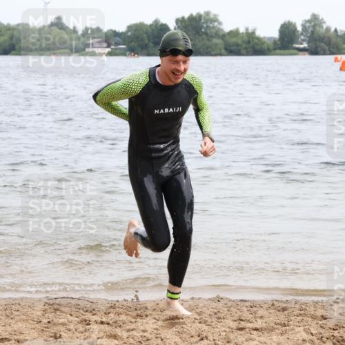 15.06.2025 - 27. Vierlanden-Triathlon Lena Gebhardt http://msf.ph/oto/8023896 15.06.2025 10:54:35 Schwimmen 695, 713, 715, 749 meine-sportfotos.de
