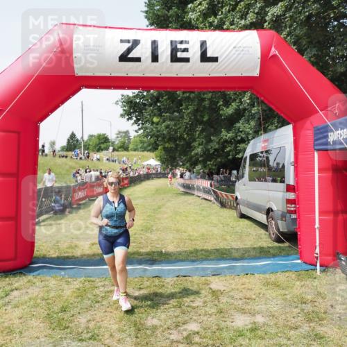 21.06.2025 - 27. Vierlanden-Triathlon MichiJ http://msf.ph/oto/8023903 15.06.2026 11:49:21 Ziel 501 meine-sportfotos.de