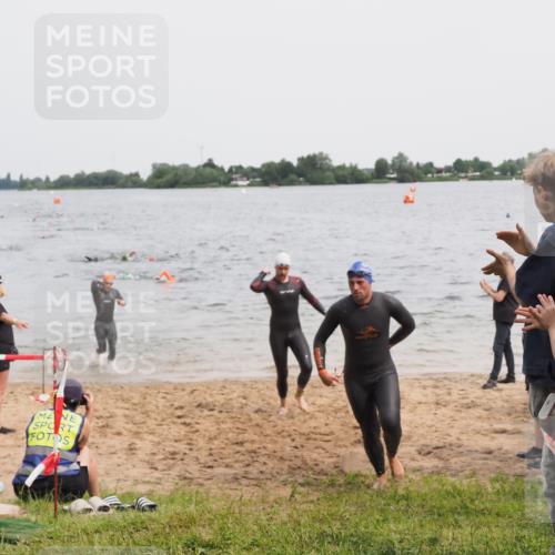 21.06.2025 - 27. Vierlanden-Triathlon MichiJ http://msf.ph/oto/8023905 15.06.2026 10:54:59 Schwimmen 677, 735, 744, 761 meine-sportfotos.de