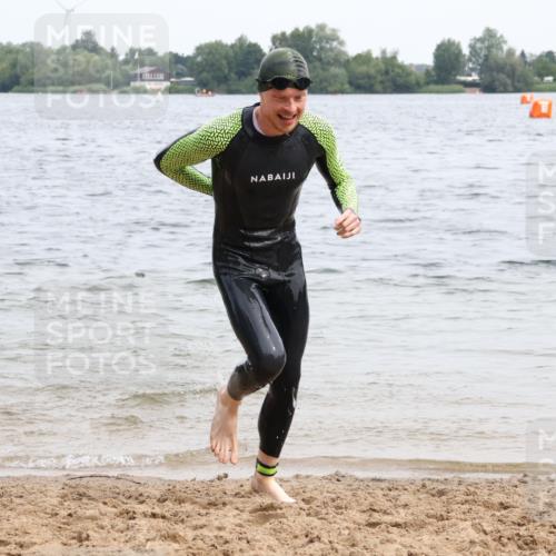 15.06.2025 - 27. Vierlanden-Triathlon Lena Gebhardt http://msf.ph/oto/8023906 15.06.2025 10:54:35 Schwimmen 695, 713, 715, 749 meine-sportfotos.de