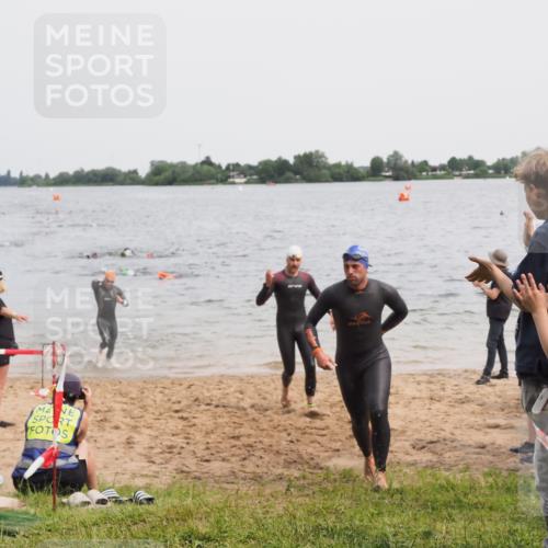 21.06.2025 - 27. Vierlanden-Triathlon MichiJ http://msf.ph/oto/8023909 15.06.2026 10:54:59 Schwimmen 677, 735, 744, 761 meine-sportfotos.de