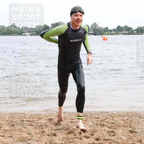 15.06.2025 - 27. Vierlanden-Triathlon Lena Gebhardt http://msf.ph/oto/8023917 15.06.2025 10:54:35 Schwimmen 695, 713, 715, 749 meine-sportfotos.de