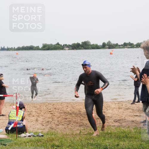 21.06.2025 - 27. Vierlanden-Triathlon MichiJ http://msf.ph/oto/8023931 15.06.2026 10:55:00 Schwimmen 677, 735, 744, 761 meine-sportfotos.de
