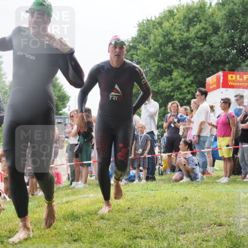 15.06.2025 - 27. Vierlanden-Triathlon KatJ http://msf.ph/oto/8023932 15.06.2025 10:57:05 Schwimmen 654, 688, 711, 718 meine-sportfotos.de