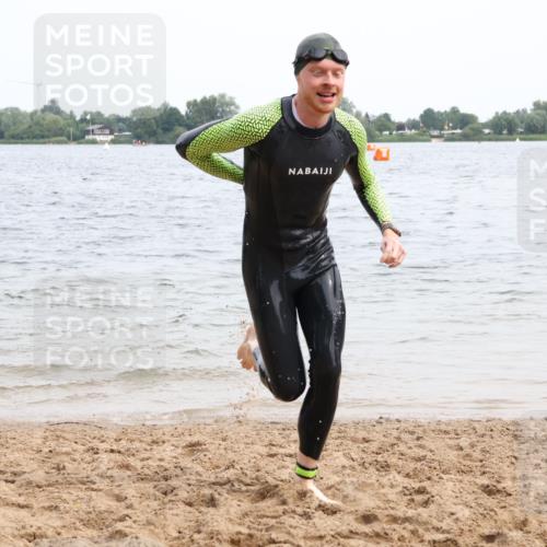 15.06.2025 - 27. Vierlanden-Triathlon Lena Gebhardt http://msf.ph/oto/8023934 15.06.2025 10:54:36 Schwimmen 695, 713, 715, 749 meine-sportfotos.de