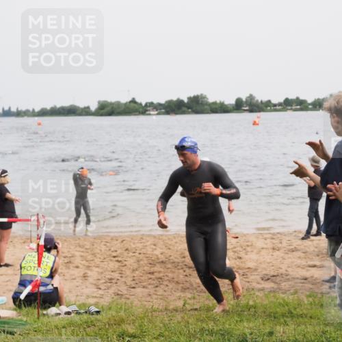 21.06.2025 - 27. Vierlanden-Triathlon MichiJ http://msf.ph/oto/8023938 15.06.2026 10:55:00 Schwimmen 677, 735, 744, 761 meine-sportfotos.de
