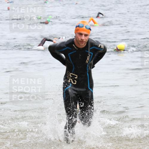 15.06.2025 - 27. Vierlanden-Triathlon Lena Gebhardt http://msf.ph/oto/8023942 15.06.2025 10:54:36 Schwimmen 695, 713, 715, 749 meine-sportfotos.de