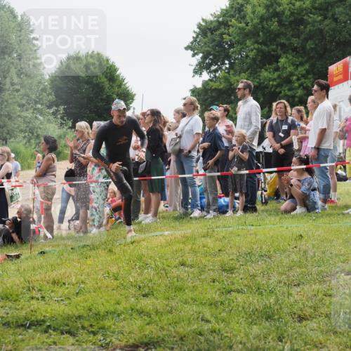 15.06.2025 - 27. Vierlanden-Triathlon KatJ http://msf.ph/oto/8023947 15.06.2025 10:57:15 Schwimmen 692 meine-sportfotos.de