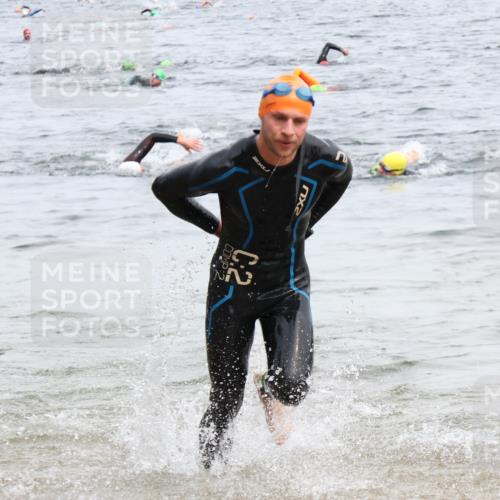 15.06.2025 - 27. Vierlanden-Triathlon Lena Gebhardt http://msf.ph/oto/8023949 15.06.2025 10:54:37 Schwimmen 695, 713, 715, 749 meine-sportfotos.de