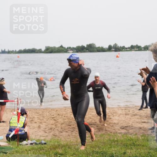 21.06.2025 - 27. Vierlanden-Triathlon MichiJ http://msf.ph/oto/8023951 15.06.2026 10:55:00 Schwimmen 677, 735, 744, 761 meine-sportfotos.de