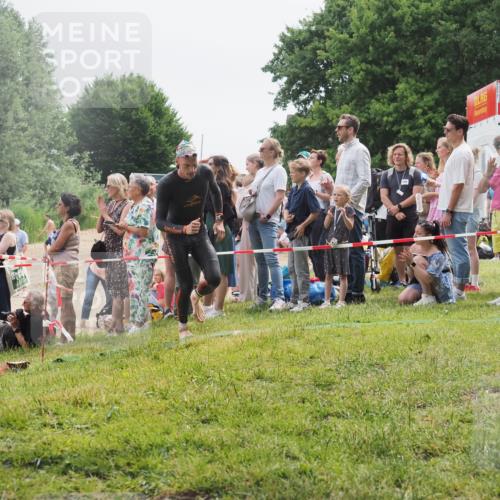 15.06.2025 - 27. Vierlanden-Triathlon KatJ http://msf.ph/oto/8023953 15.06.2025 10:57:15 Schwimmen 692 meine-sportfotos.de